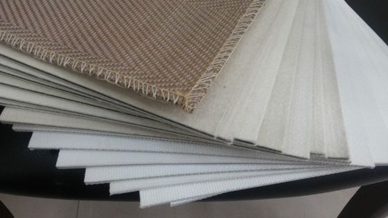 Isolatie laminatie met laminatie van PVC-kaarten met lagen van wol en zwart siliciumrubber