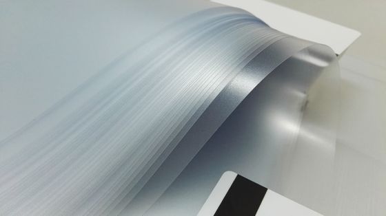 Het superieure het Verouderen de Kaart Materiële Plastiek van Pvc bedekte Bekledingsfilm voor Smart Card-Productie met een laag